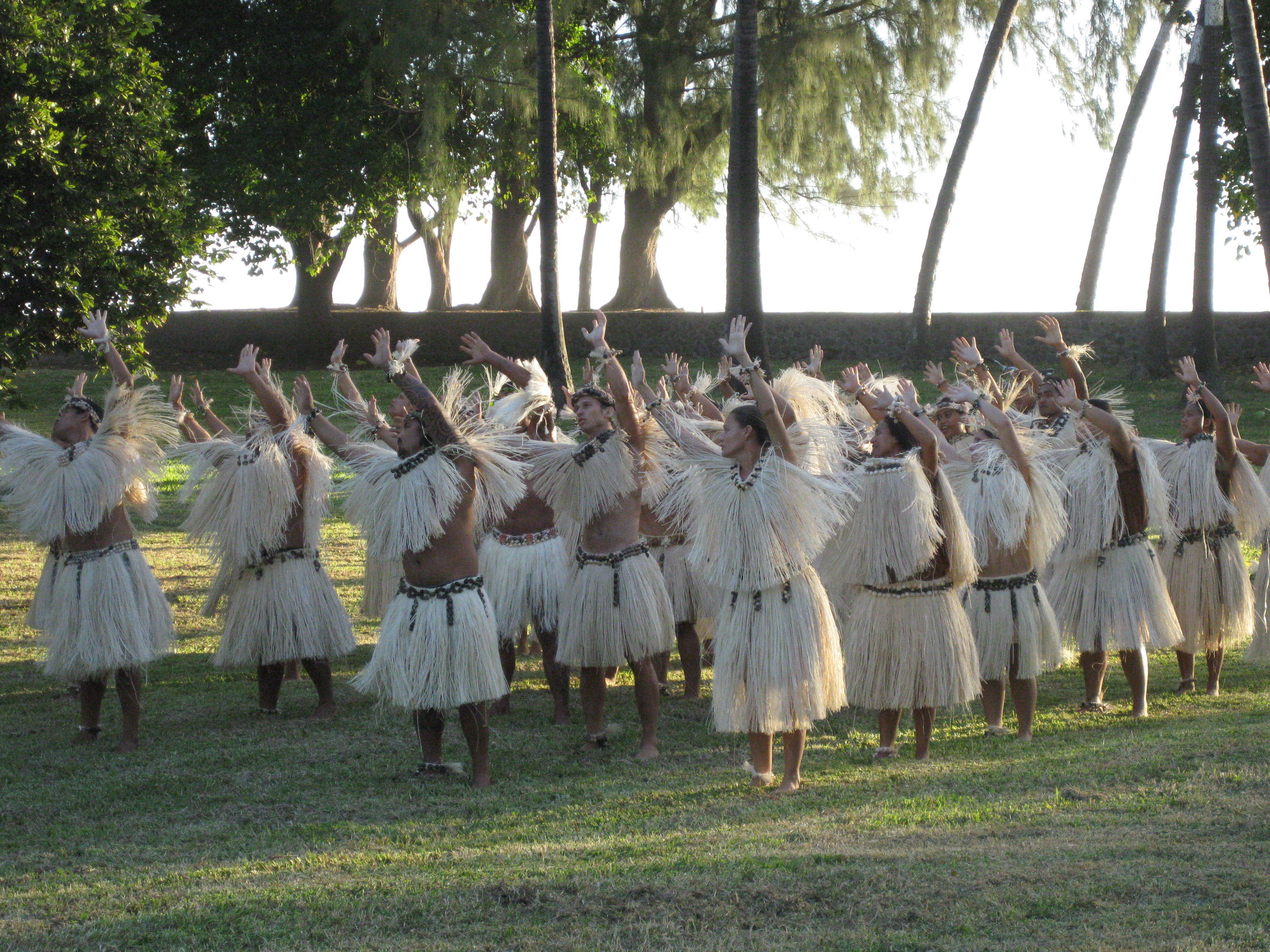 Mangareva. Danse. Début de la danse 2. Exposition Tahiti, 2009